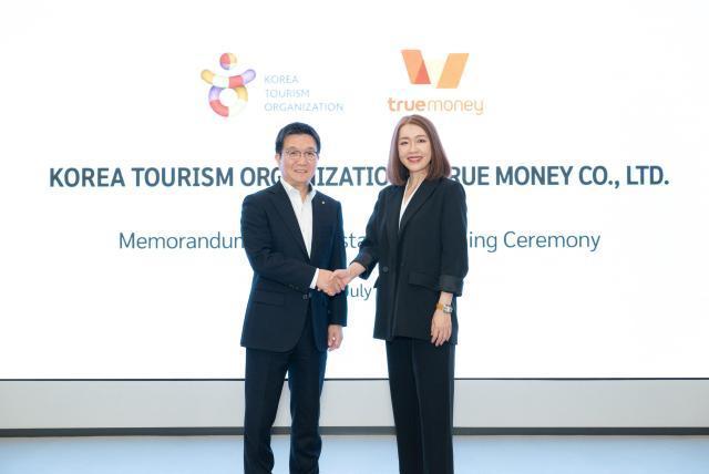 137 Lễ ký kết biên bản hợp tác giữa Tổng cục Du lịch Hàn Quốc và TrueMoney tại Bangkok Thái Lan Trong ảnh Ông Park Seong-hyuk bên trái Chủ tịch Tổng cục Du lịch Hàn Quốc và bà Thanida Suiwatana Giám đốc Kinh doanh Chief Business Officer của TrueMoney 
Ảnh Tổng cục Du lịch Hàn Quốc