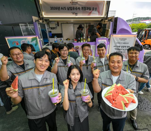  현대모비스가 지난 16일목 경기도 안산시에 위치한 남양넥스모 안산공장을 방문해 계절과일과 커피차를 증정했다