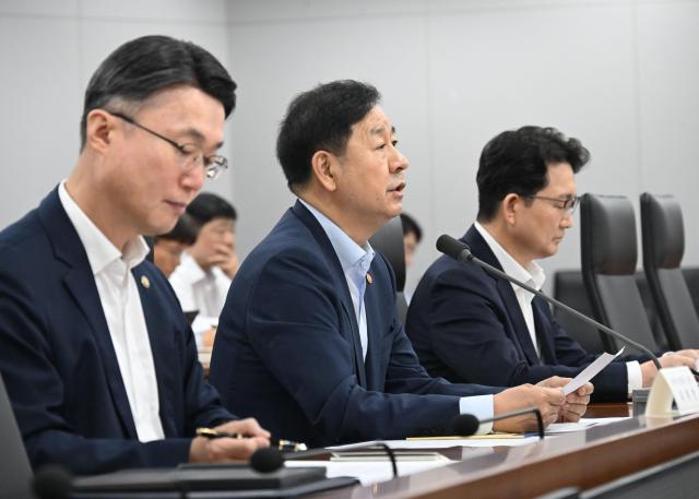 구윤철 부총리 겸 재정경제부 장관가운데이 7월 20일 정부세종청사 중앙동에서 열린 제271차 대외경제장관회의를 주재 모두발언을 하고 있다 사진재정경제부
