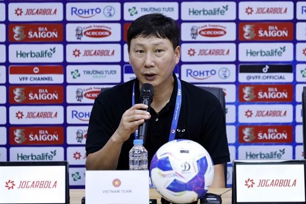 김상식 감독이 이끄는 베트남 축구가 A대표팀의 미얀마전 4-0 완승과 U23 대표팀의 ASIAD 톱시드 배정으로 기대감을 키우고 있다 다만 수비 조직력 보완과 까다로운 조 편성 가능성은 향후 대회에서 풀어야 할 과제로 남았다 사진베트남 축구 연맹 VFF