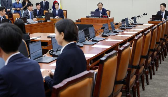 6일 국회에서 열린 정무위원회 제1차 전체회의에 국민의힘 소속 위원들이 불참해 자리가 비어 있다 사진연합뉴스
