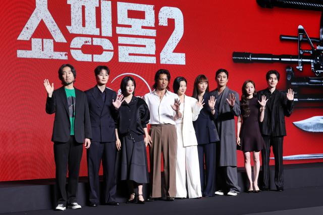 『キラーたちのショッピングモール』シーズン2 左からイ・グォン監督、オカダ・マサキ、ヒョンリ、キム・ミン、チョン・ユナ、クム・ヘナ、チョ・ハンソン、キム・ヘジュン、イ・ドンウク 写真=聯合ニュース