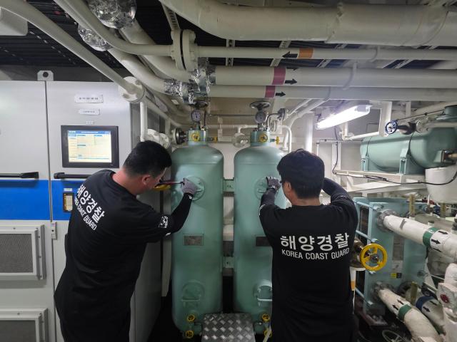 동해해경청 성수기 기간 경비함정 고압용기 특별 안전점검 실시 사진동해해경청