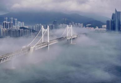 海雾笼罩下的釜山广安大桥