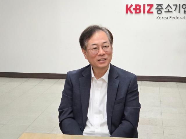 권형택 기술보증기금 이사장이 20일 오전 서울 여의도동 중소기업중앙회 기자실에서 출입기자들과 대화하고 있다 사진기보