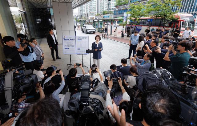 20일 오후 성남시 판교역 동편 정류소 인근에서 추미애 경기도지사가 경기편하G버스 확대 관련 기자회견을 하고 있다 사진경기도