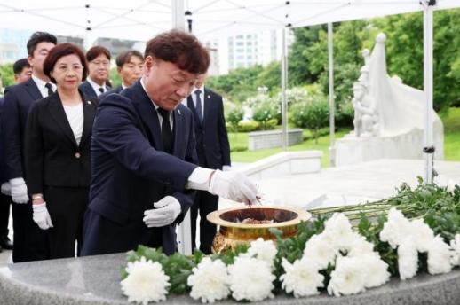 남종섭 의장, 현충탑 참배로 의정활동 본격화...민생 중심 의정활동 다짐