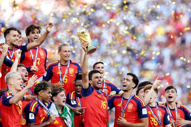 탄탄한 조직력과 성공적인 세대교체를 앞세운 스페인이 2026 국제축구연맹FIFA 북중미 월드컵 정상에 서며 새로운 무적함대 전성시대의 닻을 올렸다 사진연합뉴스·로이터