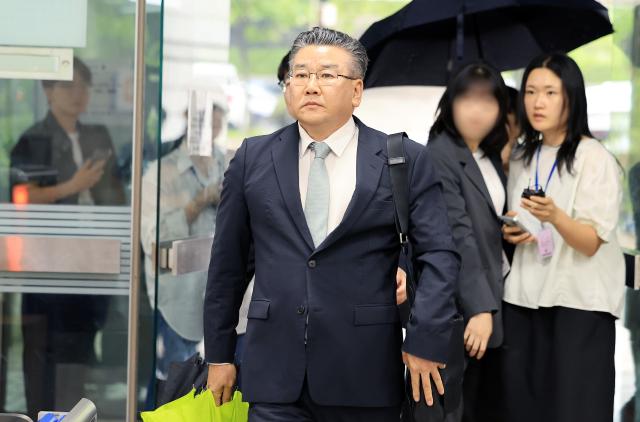 직권남용 혐의로 구속영장이 청구된 유병호 감사원 감사위원차관급이 20일 서울 서초구 서울중앙지법에서 열린 구속 전 피의자 심문영장실질심사에 출석하고 있다 사진연합뉴스