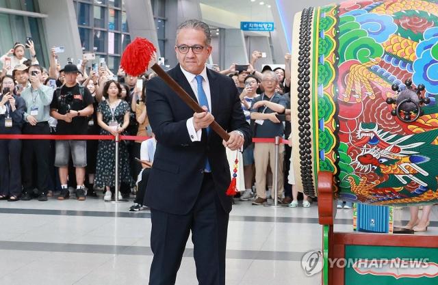 Tổng Giám đốc UNESCO đánh trống khai mở Nhà triển lãm Hàn Quốc

Busan  Yonhap NewsTổng Giám đốc UNESCO Khaled El-Enany đánh trống thực hiện nghi thức khai mở tại lễ khai mạc Nhà triển lãm Hàn Quốc K-Heritage House diễn ra ngày 20 tại Trung tâm Triển lãm số 1 của BEXCO quận Haeundae thành phố Busan trong khuôn khổ Kỳ họp lần thứ 48 của Ủy ban Di sản Thế giới UNESCO 2072026