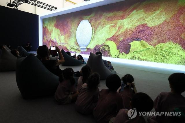 Người dân xếp hàng tham quan Nhà triển lãm Hàn Quốc tại Kỳ họp Ủy ban Di sản Thế giới

Busan  Yonhap News Ngày 20 người dân xếp hàng chờ vào tham quan Nhà triển lãm Hàn Quốc tại Kỳ họp lần thứ 48 của Ủy ban Di sản Thế giới UNESCO diễn ra tại BEXCO thành phố Busan 2072026