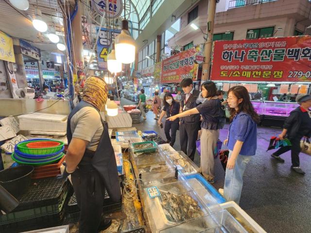 전남광주통합특별시는 여름 휴가철을 맞아 관광객이 많이 찾는 해수욕장과 물놀이시설 인근 음식점 수산물 판매시설 등을 대상으로 오는 31일까지 수산물 원산지 표시 집중 단속을 한다사진전남광주통합특별시