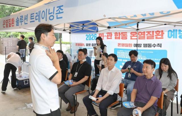 온열질환 예방 트레이닝존에서 동아쏘시오그룹 임직원들이 온열질환 예방 관련 설명을 듣고 있다사진동아쏘시오그룹