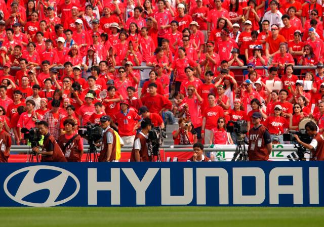 2002 FIFA 한·일 월드컵에서 대한민국 대표팀을 응원하고 있는 팬들사진현대차
