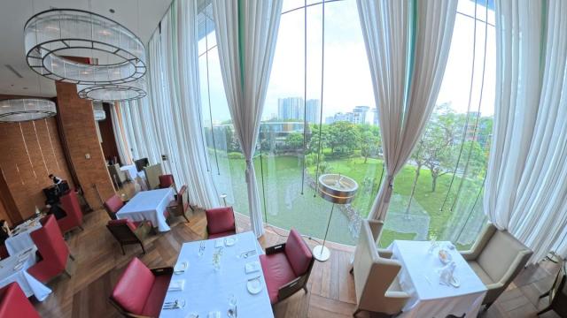 Nhà hàng French Grill với tầm nhìn hướng ra hồ Ảnh Seong Yeon-jae