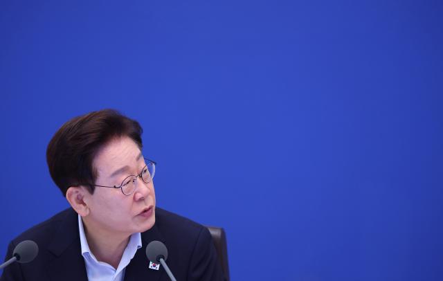 李在明大統領が21日青瓦台で開催された国務会議で発言している。写真=聯合ニュース