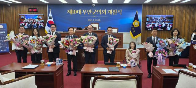 무안군의회가 21일 오전 군의회 3층 본회의장에서 제10대 무안군의회 개원식을 개최하고 의원들이 축하의 꽃다발을 받고 의정을 시작했다사진김옥현 기자