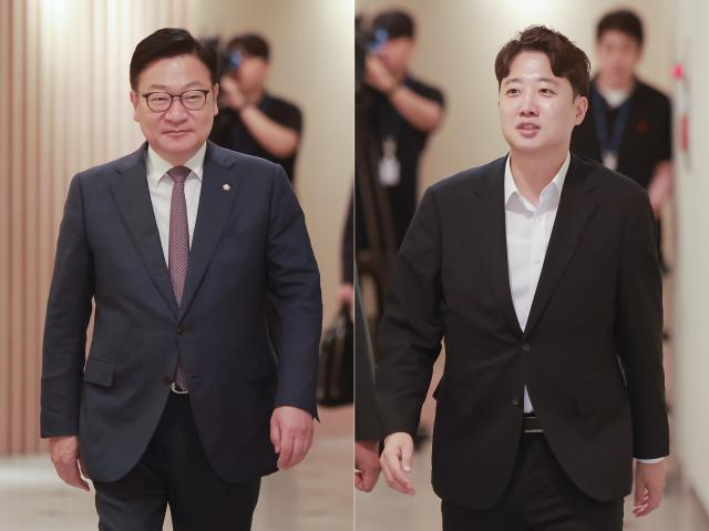 정점식 국민의힘 원내대표왼쪽와 이준석 개혁신당 대표가 21일 오찬 회동을 위해 서울 영등포구 여의도 한 식당으로 각각 들어가고 있다 사진연합뉴스