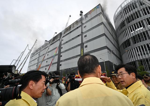 박찬대 인천광역시장이 20일 서해구 물류센터 화재현장에서 피해상황 등을 점검하고 있다 사진인천시