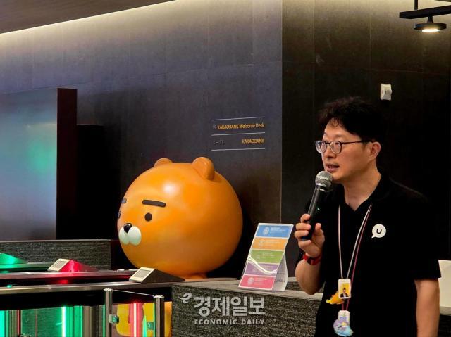 박성의 카카오지회 수석부지회장이 피켓 시위를 진행하고 있다 사진류청빛 기자