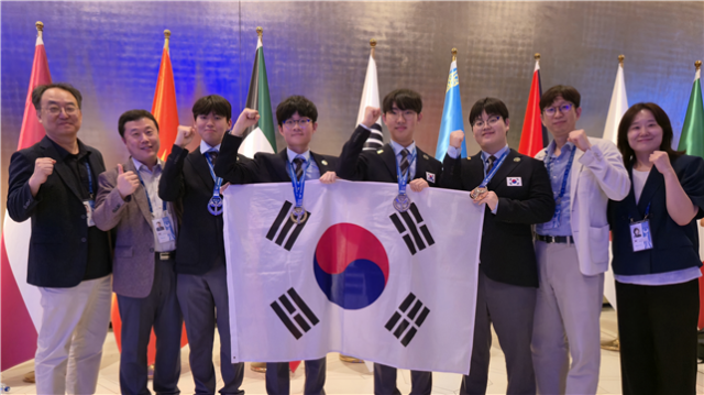 정현 단장왼쪽부터 최수혁 부단장 김도훈 김상연 임장호 이은성 학생 권성중 지도교수 박기영 지도교수가 국제화학올림피아드 메달 획득 후 기념촬영을 하고 있다 사진과학기술정보통신부
