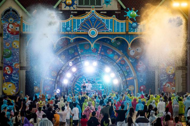 Buổi biểu diễn tiệc DJ nước tại Everland