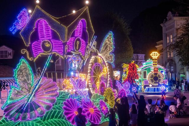 Buổi biểu diễn diễu hành ánh trăng tại Everland