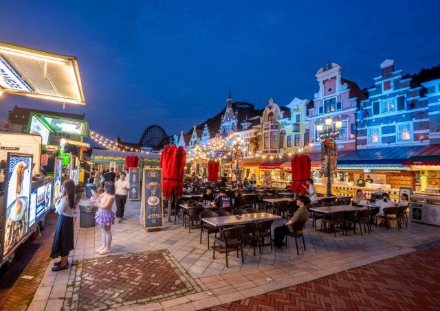 Holland Village tại Everland biến thành chợ đêm ẩm thực thế giới