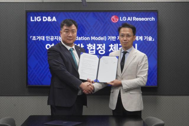 지난 20일 서울사무소에서 LIG DA는 LG AI연구원과 ‘초거대 인공지능 기반 지휘통제체계 기술개발을 위한 업무협약MOU’을 체결했다 체결행사를 마친 김현기 LIG DA C5ISR 사업본부장왼쪽과 이화영 LG AI연구원 사업부문장오른쪽이 기념사진을 촬영하고 있다
