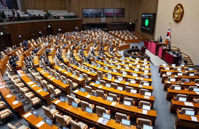 21일 국회에서 열린 7월 임시국회 제1차 본회의에서 전날 상정된 2차 종합특검 연장법안윤석열·김건희에 의한 내란·외환 및 국정농단 행위의 진상규명을 위한 특별검사 임명 등에 관한 법률 일부개정법률안이 국민의힘이 불참한 채 통과되고 있다 사진연합뉴스