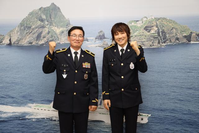 동해지방해양경찰청이 청사 대강당에서 가수 김장훈오른쪽을 공식 홍보대사로 위촉하는 행사를 개최하고 있다 사진동해해경청