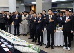 파주 아파트 화재로 주민 11명 연기흡입…소방관도 탈진