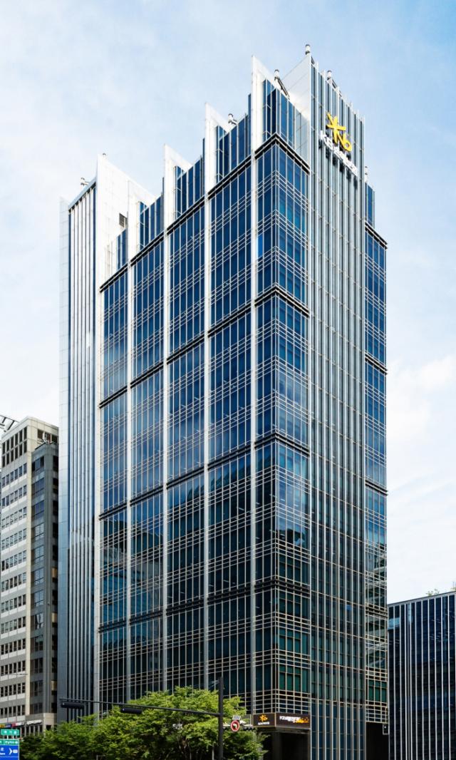 KB손해보험이 보험업계 최초로 행정안전부 공공 마이데이터를 활용한 가족관계증명서 제출 서비스를 도입했다 사진은 서울 강남구 KB손해보험 본사 사진KB손해보험