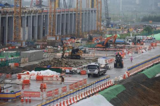 Construction of Samsungs P5 fab presses on despite poor weather