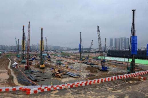 Construction of Samsungs P5 fab presses on despite poor weather