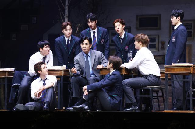 21일 오후 서울 종로구 NOL 씨어터 대학로 우리카드홀에서 열린 연극 죽은 시인의 사회 프레스콜에서 출연 배우들이 주요장면을 시연하고 있다 사진연합뉴스

