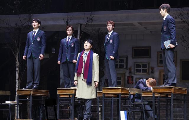 21일 오후 서울 종로구 NOL 씨어터 대학로 우리카드홀에서 열린 연극 죽은 시인의 사회 프레스콜에서 출연 배우들이 주요장면을 시연하고 있다 사진연합뉴스

