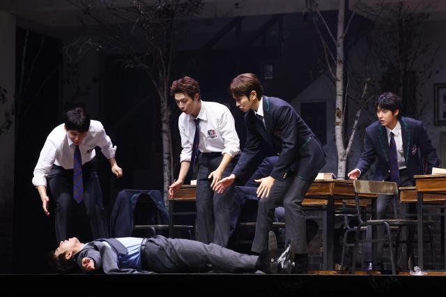 21일 오후 서울 종로구 NOL 씨어터 대학로 우리카드홀에서 열린 연극 죽은 시인의 사회 프레스콜에서 출연 배우들이 주요장면을 시연하고 있다 사진연합뉴스

