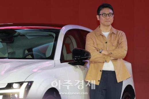 [포토] 포즈 취하는 ​​​​​​​이윤모 볼보자동차코리아 대표이사
