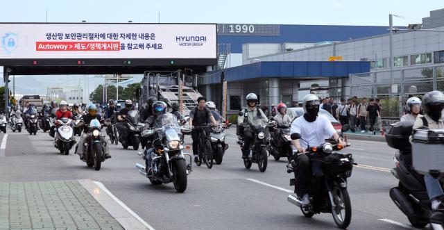 Công nhân của công đoàn Hyundai Motor tham gia đình công một phần kéo dài ba ngày tại cổng chính nhà máy Ulsan vào chiều ngày 13, trong đó công nhân ca sáng đã về sớm 2 giờ.