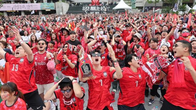 2026 북중미 월드컵 조별리그 A조 3차전 대한민국과 남아프리카공화국의 경기가 열린 지난달 25일 서울 종로구 광화문광장에서 시민들이 이강인의 슛이 빗나가자 아쉬워하고 있다 사진연합뉴스