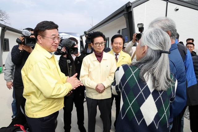 윤호중 행정안전부 장관이 지난 3월 경북 안동시 산불 피해 이재민 임시조립주택 단지를 방문해 시설운영과 입주현황 등을 점검하고 있다 사진행안부 