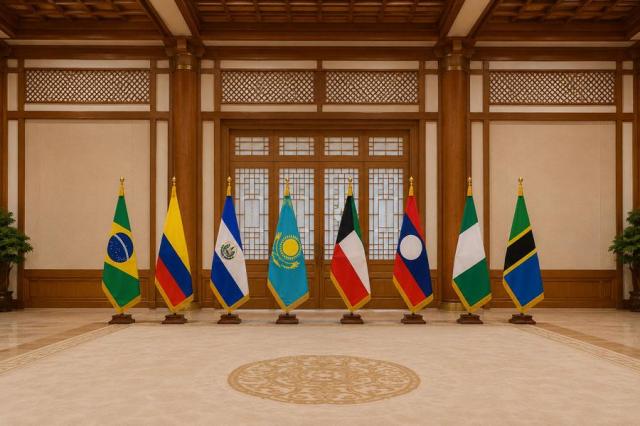 Lee receives credentials from 8 new ambassadors to Seoul