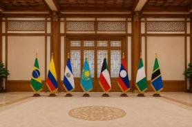 Lee receives credentials from 8 new ambassadors to Seoul