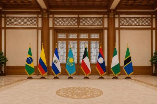 Lee receives credentials from 8 new ambassadors to Seoul
