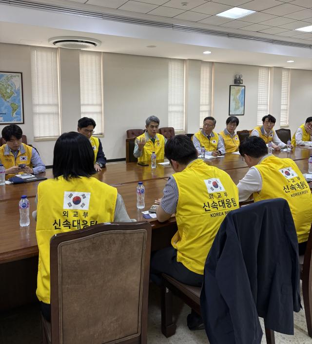강신철가운데 주사우디아라비아 대사와 외교부 본부 신속대응팀이 지난 3월 리야드에서 중동 내 체류 중인 우리 국민의 안전한 귀국을 지원하기 위한 군 수송기 운용을 준비하고 있다 사진주사우디아라비아대사관
