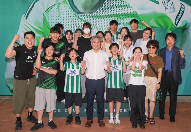 천호성 전북특별자치도교육감앞중 가운데 흰옷이 작은학교 학생 및 교직원과 전북현대 모터스 홈경기를 관람한 휘 기념촬영을 하고 있다사진전북특별자치도교육청