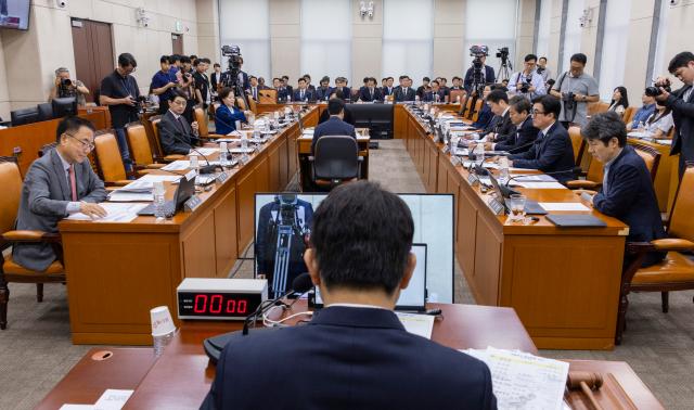 22일 국회에서 제9회 전국동시지방선거 투표 용지 부족 사태 등 국민 참정권 침해 진상규명 및 선거관리 개혁을 위한 국정조사 특별위원회 제2차 청문회가 진행되고 있다 사진연합뉴스