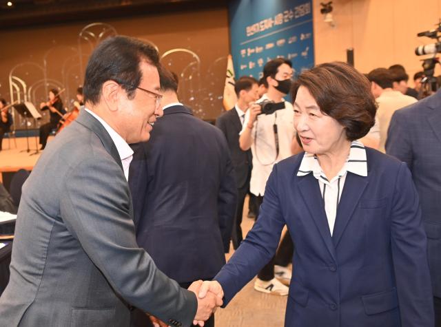 22일 경기도경제과학진흥원 광교홀에서 열린 2026년 도지사-시장·군수 간담회에서 이현재 하남시장사진 왼쪽과 추미애 경기도지사사진 오른쪽이 악수를 나누고 있는 모습 사진하남시