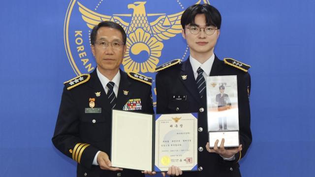 프로게이머 페이커 이상혁이 22일 서울 서대문구 경찰청에서 명예경찰 및 사이버도박 예방 홍보대사로 위촉된 뒤 위촉장과 피규어를 들고 유재성 경찰청장 직무대행과 기념 촬영하고 있다 사진연합뉴스